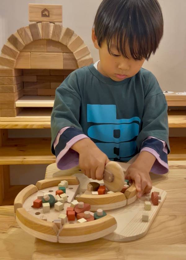 沖縄【やんばる森のおもちゃ美術館】レポ！ 武智志穂の沖縄でのんびり双子育児 Vol.67 | HugMug