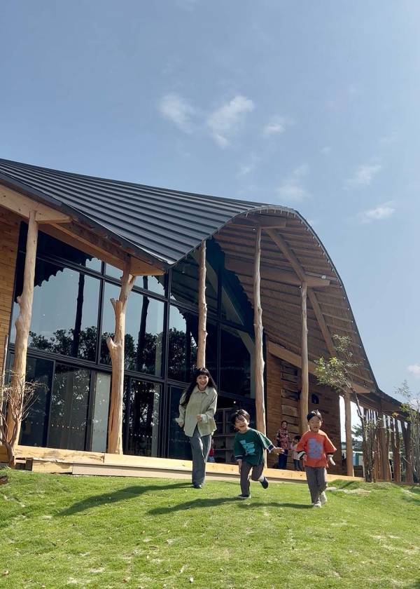 沖縄【やんばる森のおもちゃ美術館】レポ！ 武智志穂の沖縄でのんびり双子育児 Vol.67 | HugMug