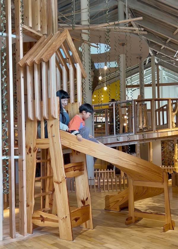 沖縄【やんばる森のおもちゃ美術館】レポ！ 武智志穂の沖縄でのんびり双子育児 Vol.67 | HugMug