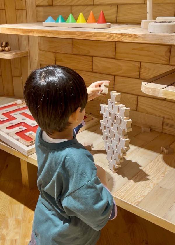 沖縄【やんばる森のおもちゃ美術館】レポ！ 武智志穂の沖縄でのんびり双子育児 Vol.67 | HugMug