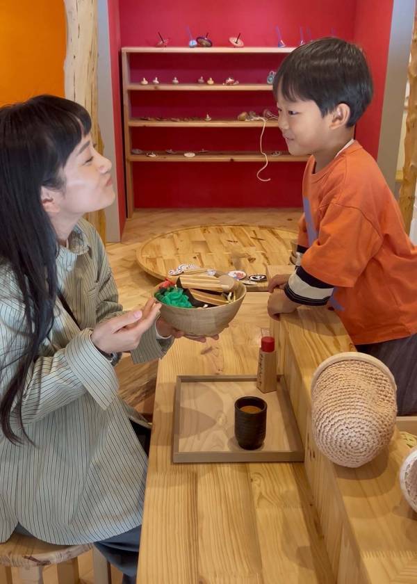 沖縄【やんばる森のおもちゃ美術館】レポ！ 武智志穂の沖縄でのんびり双子育児 Vol.67 | HugMug