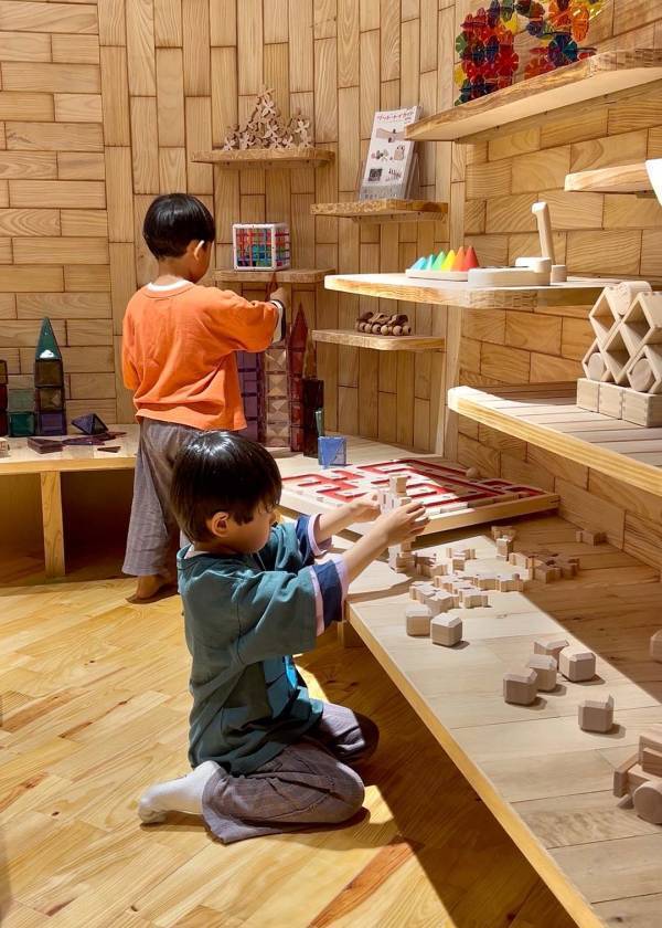 沖縄【やんばる森のおもちゃ美術館】レポ！ 武智志穂の沖縄でのんびり双子育児 Vol.67 | HugMug