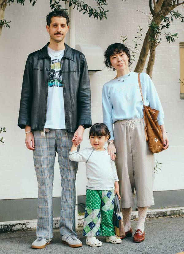 春のトレンドの花柄はフラワーモチーフの小物で取り入れる！ヴィンテージMIXファミリーコーデ | HugMug