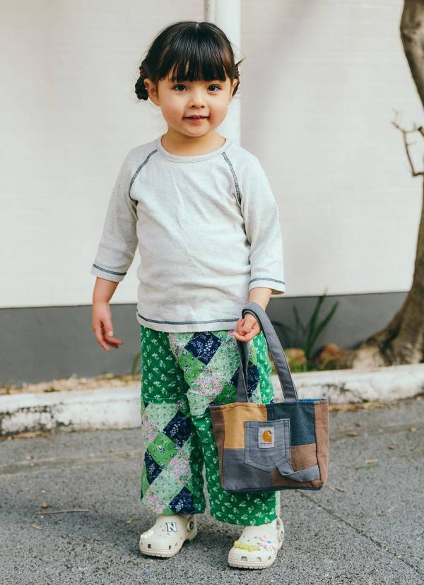 春のトレンドの花柄はフラワーモチーフの小物で取り入れる！ヴィンテージMIXファミリーコーデ | HugMug