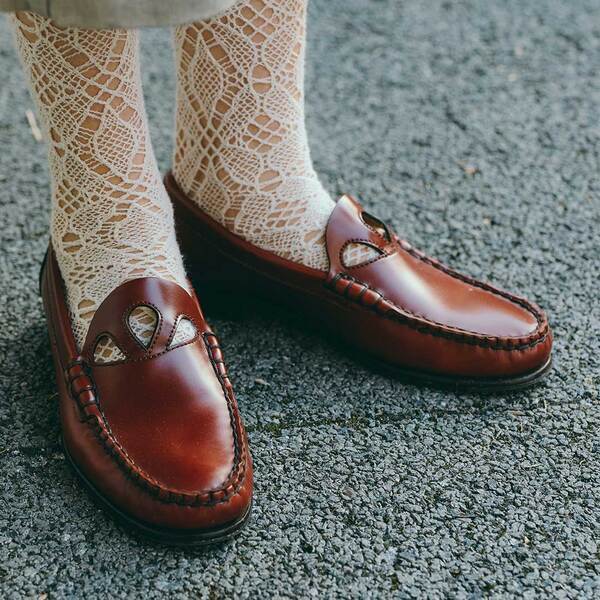 春のトレンドの花柄はフラワーモチーフの小物で取り入れる！ヴィンテージMIXファミリーコーデ | HugMug