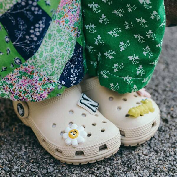 春のトレンドの花柄はフラワーモチーフの小物で取り入れる！ヴィンテージMIXファミリーコーデ | HugMug