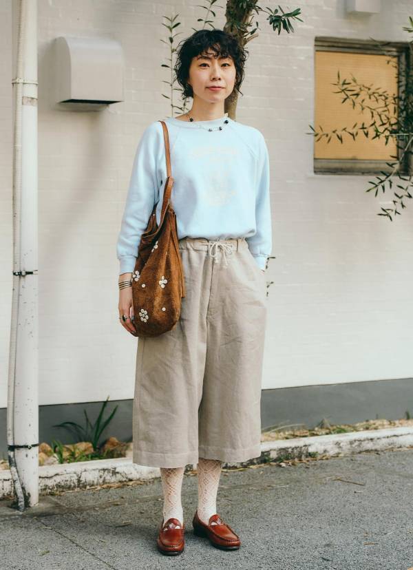 春のトレンドの花柄はフラワーモチーフの小物で取り入れる！ヴィンテージMIXファミリーコーデ | HugMug