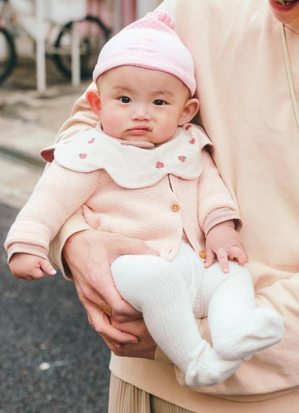 大人が着る春色ピンクの正解コーデ！ 辛口メタリックが甘さをおさえるカギ | HugMug