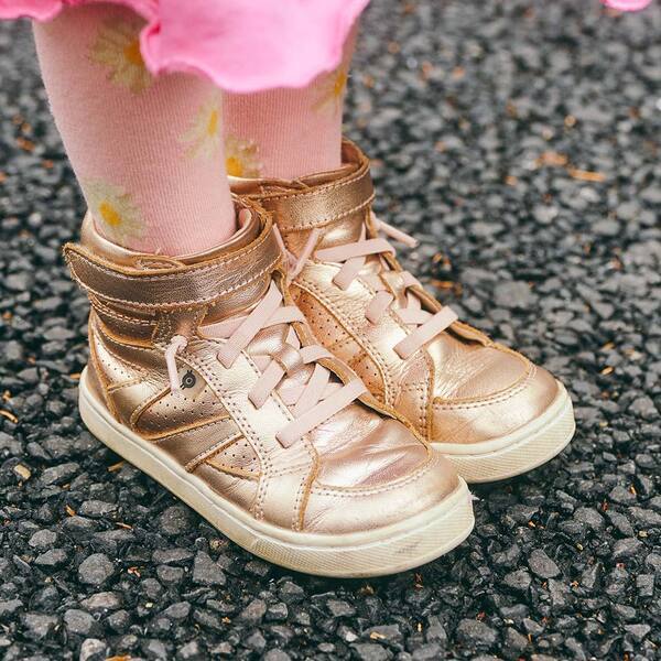 大人が着る春色ピンクの正解コーデ！ 辛口メタリックが甘さをおさえるカギ | HugMug