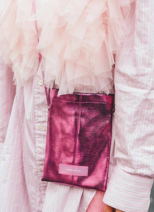 大人が着る春色ピンクの正解コーデ！ 辛口メタリックが甘さをおさえるカギ | HugMug