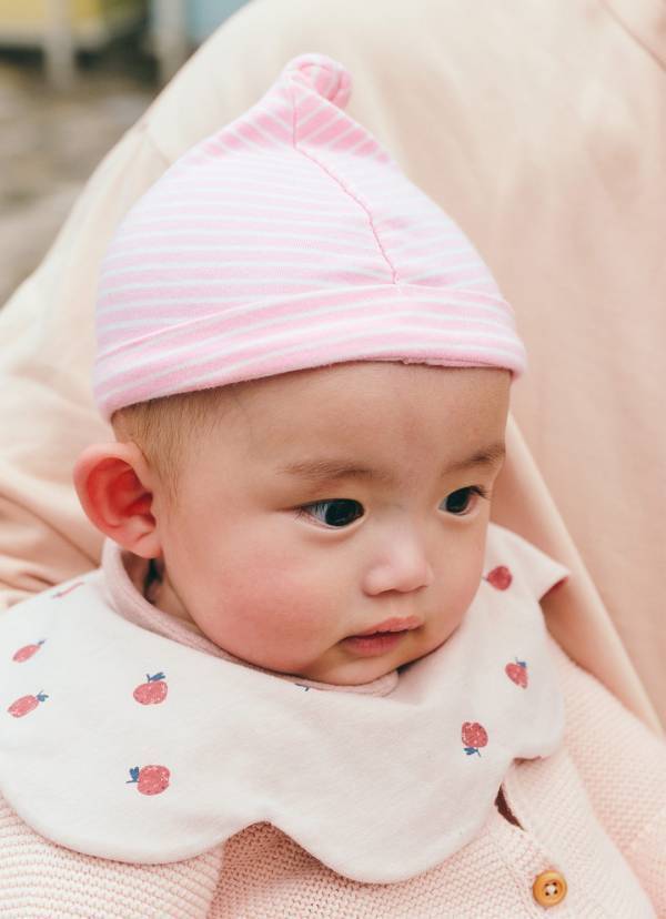 大人が着る春色ピンクの正解コーデ！ 辛口メタリックが甘さをおさえるカギ | HugMug