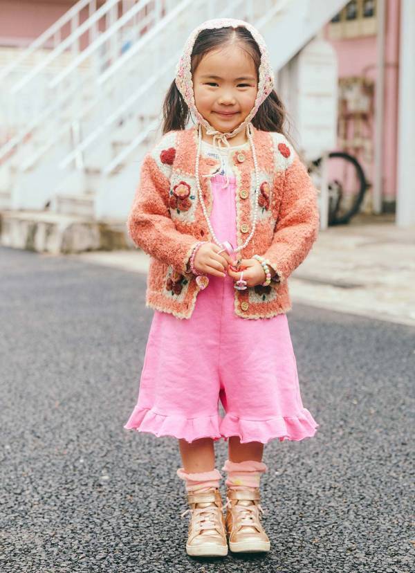 大人が着る春色ピンクの正解コーデ！ 辛口メタリックが甘さをおさえるカギ | HugMug