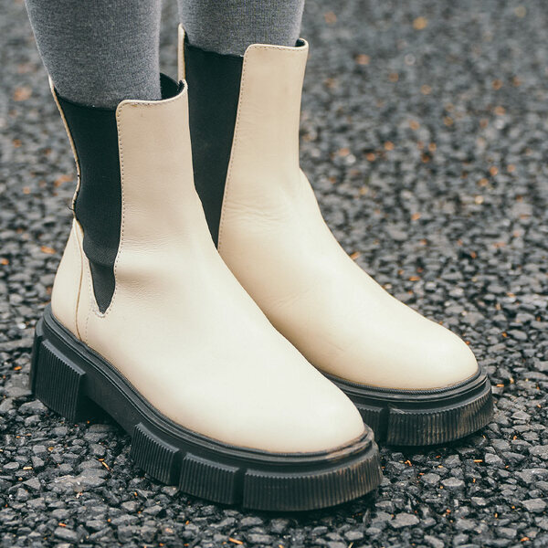 大人が着る春色ピンクの正解コーデ！ 辛口メタリックが甘さをおさえるカギ | HugMug