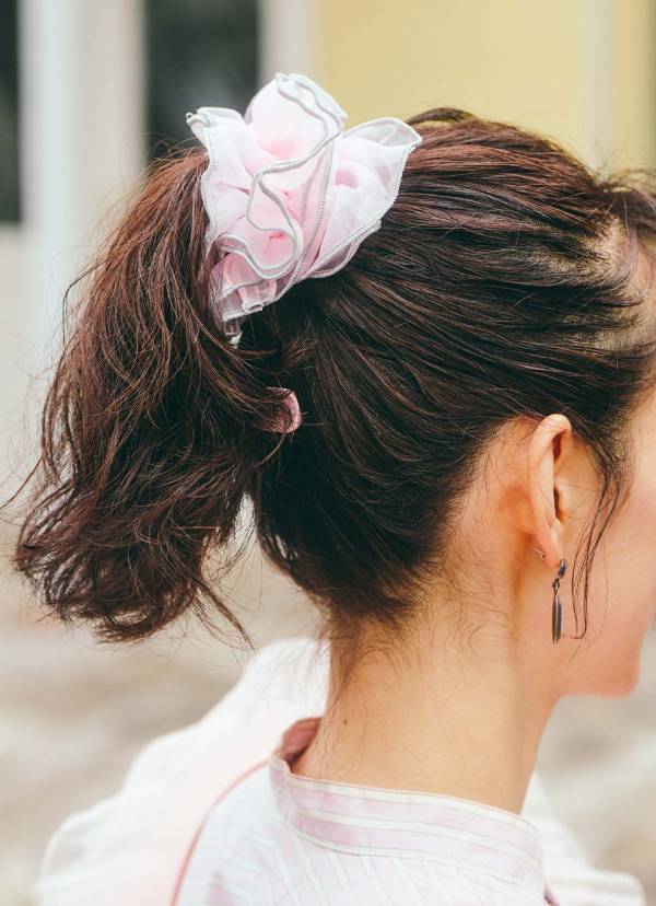 大人が着る春色ピンクの正解コーデ！ 辛口メタリックが甘さをおさえるカギ | HugMug