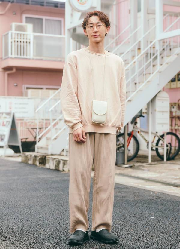 大人が着る春色ピンクの正解コーデ！ 辛口メタリックが甘さをおさえるカギ | HugMug