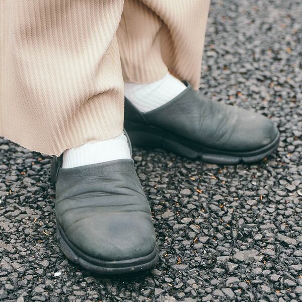 大人が着る春色ピンクの正解コーデ！ 辛口メタリックが甘さをおさえるカギ | HugMug