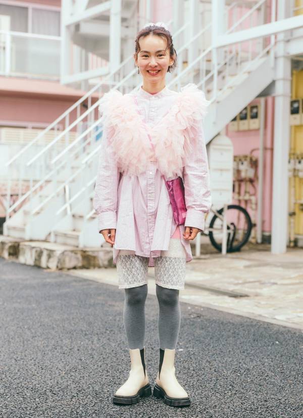 大人が着る春色ピンクの正解コーデ！ 辛口メタリックが甘さをおさえるカギ | HugMug