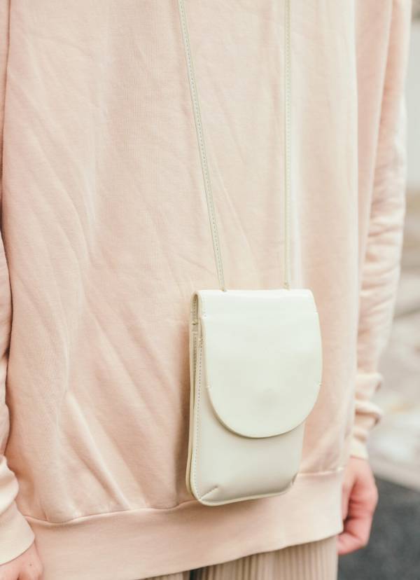 大人が着る春色ピンクの正解コーデ！ 辛口メタリックが甘さをおさえるカギ | HugMug