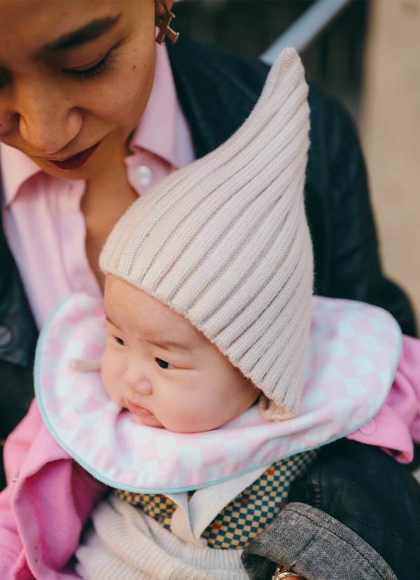 トレンドのレザージャケット重くならない着こなし術とは？春カラーとレイヤードでつくる | HugMug