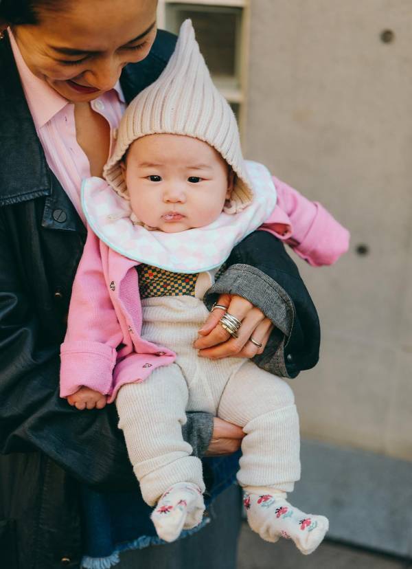 トレンドのレザージャケット重くならない着こなし術とは？春カラーとレイヤードでつくる | HugMug