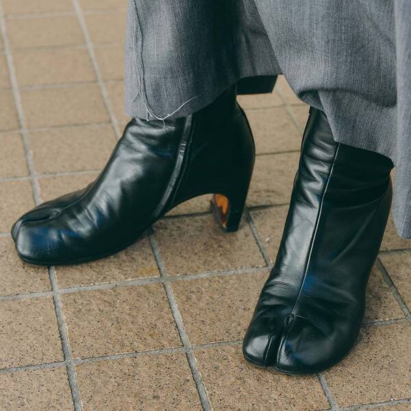 トレンドのレザージャケット重くならない着こなし術とは？春カラーとレイヤードでつくる | HugMug