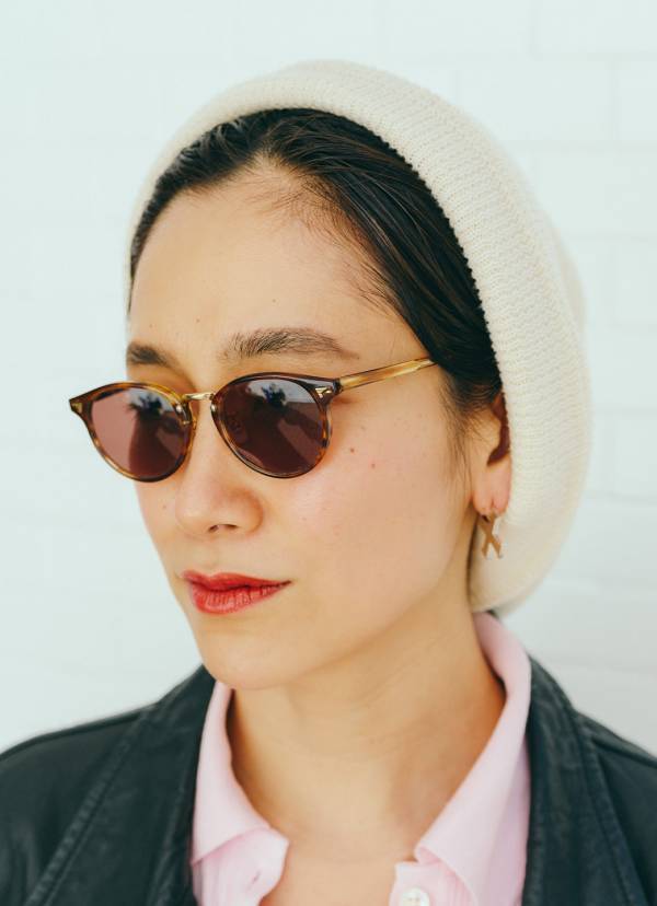 トレンドのレザージャケット重くならない着こなし術とは？春カラーとレイヤードでつくる | HugMug