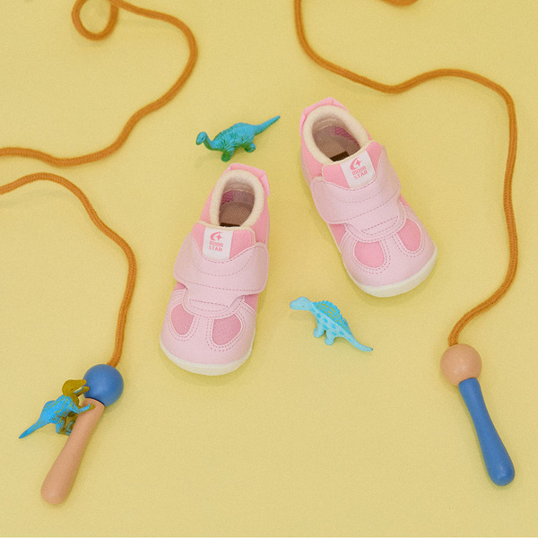 センスのいいママが今選ぶ！最旬キッズスニーカー10選【通園通学・お出かけ】 | HugMug