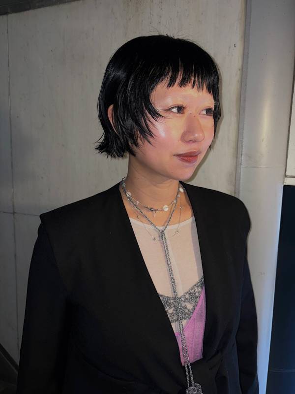 うねり髪のスタイリングに悩んだら。。。もう手放せない！手軽になじませて使えるスタイリング剤をご紹介 | HugMug