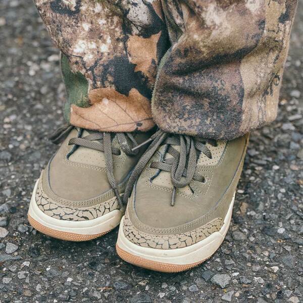 「ユニクロ」トップスでこんなにおしゃれに！？ レイヤードで魅せるコーデが最強にオシャレ | HugMug