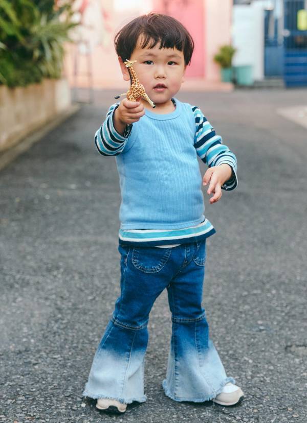 「ユニクロ」トップスでこんなにおしゃれに！？ レイヤードで魅せるコーデが最強にオシャレ | HugMug