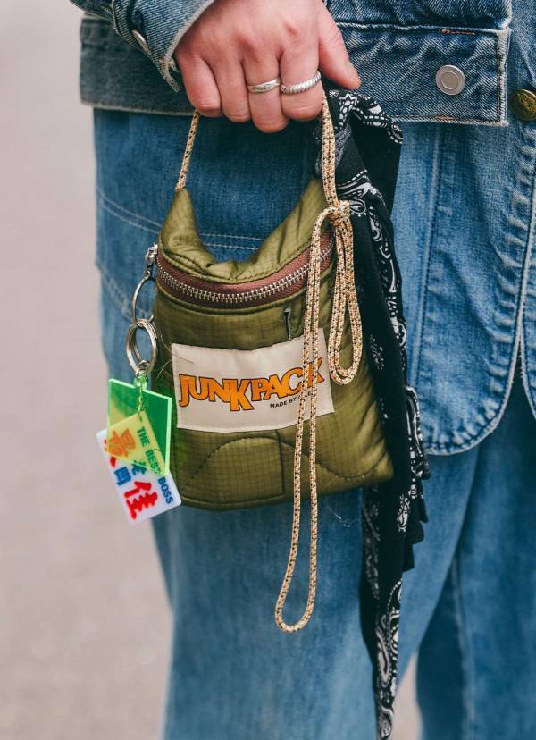 同素材・同色コーデの最適解！スポーティーな小物MIXでアクセント付けがGOOD◎ | HugMug