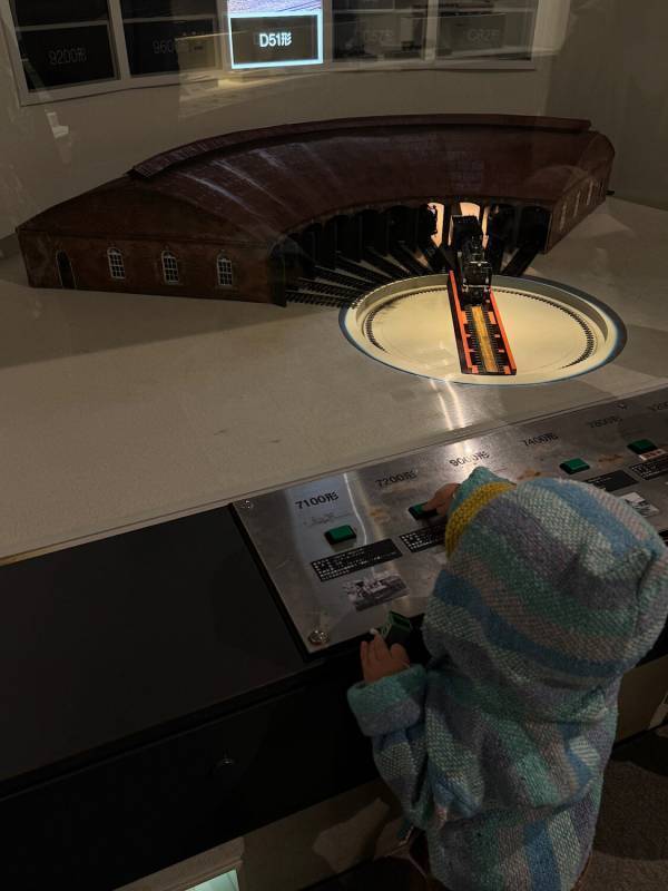 本物の蒸気機関車に乗れる！【北海道・小樽】鉄道博物館が電車好きキッズの心を鷲掴み！ | HugMug