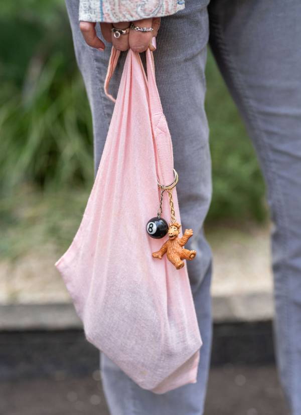 Tシャツに重ねるだけ！ 旬な「エプロン」をつかった甘辛MIXコーデ術 | HugMug