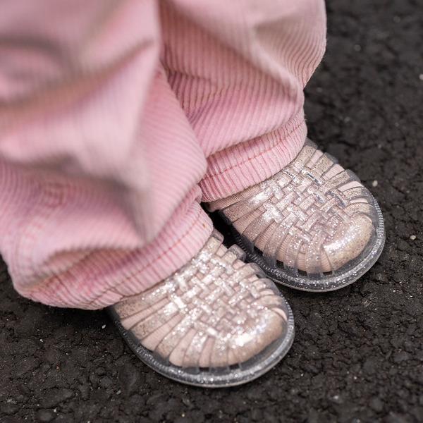 Tシャツに重ねるだけ！ 旬な「エプロン」をつかった甘辛MIXコーデ術 | HugMug