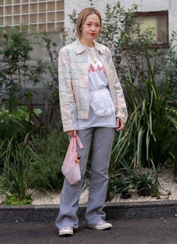 Tシャツに重ねるだけ！ 旬な「エプロン」をつかった甘辛MIXコーデ術 | HugMug