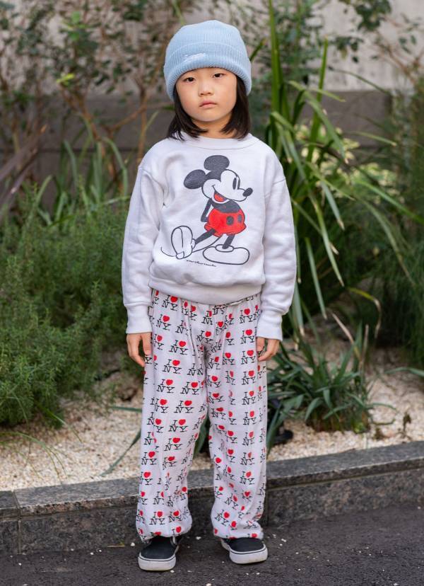 Tシャツに重ねるだけ！ 旬な「エプロン」をつかった甘辛MIXコーデ術 | HugMug