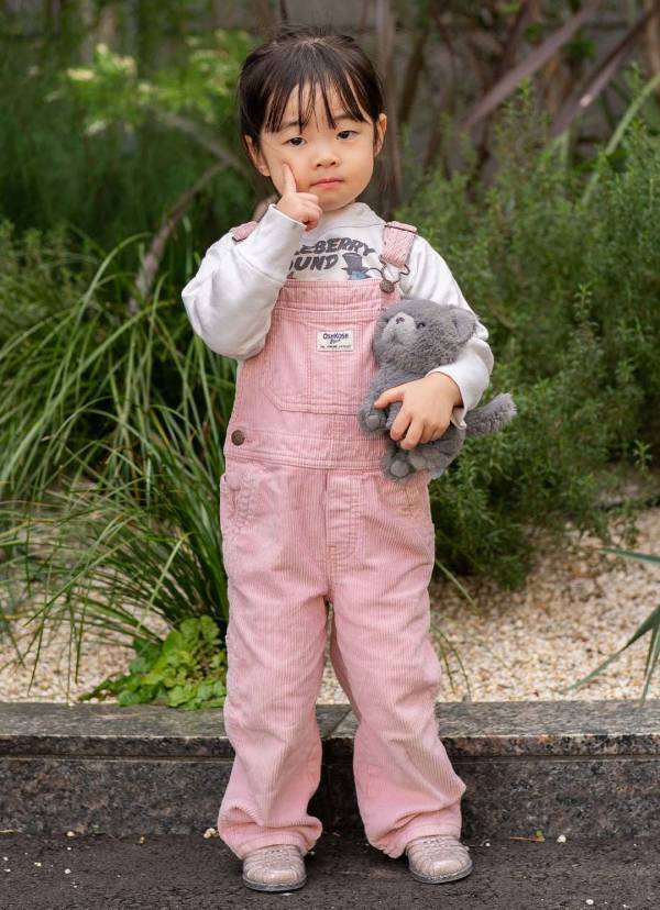 Tシャツに重ねるだけ！ 旬な「エプロン」をつかった甘辛MIXコーデ術 | HugMug