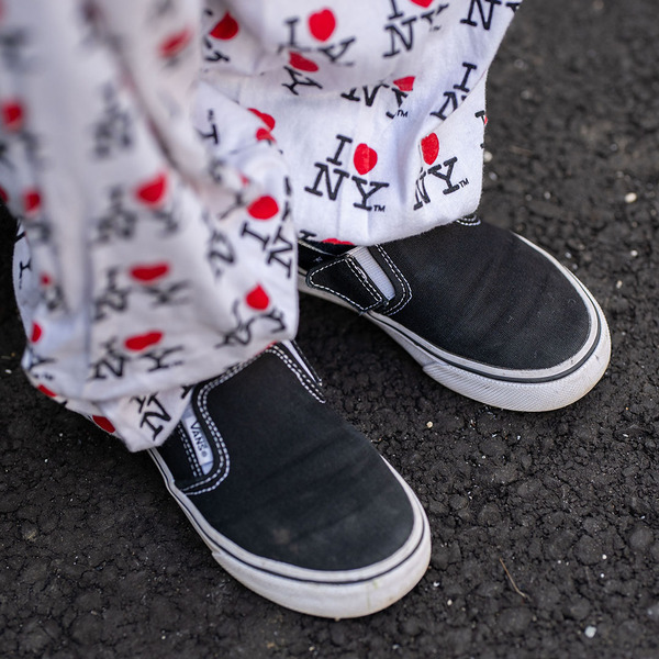 Tシャツに重ねるだけ！ 旬な「エプロン」をつかった甘辛MIXコーデ術 | HugMug