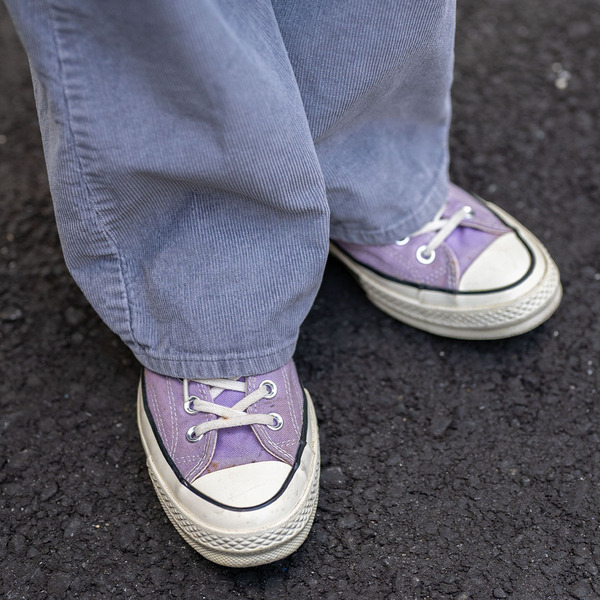 Tシャツに重ねるだけ！ 旬な「エプロン」をつかった甘辛MIXコーデ術 | HugMug