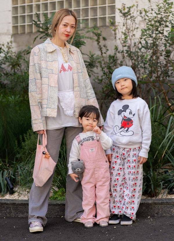 Tシャツに重ねるだけ！ 旬な「エプロン」をつかった甘辛MIXコーデ術 | HugMug