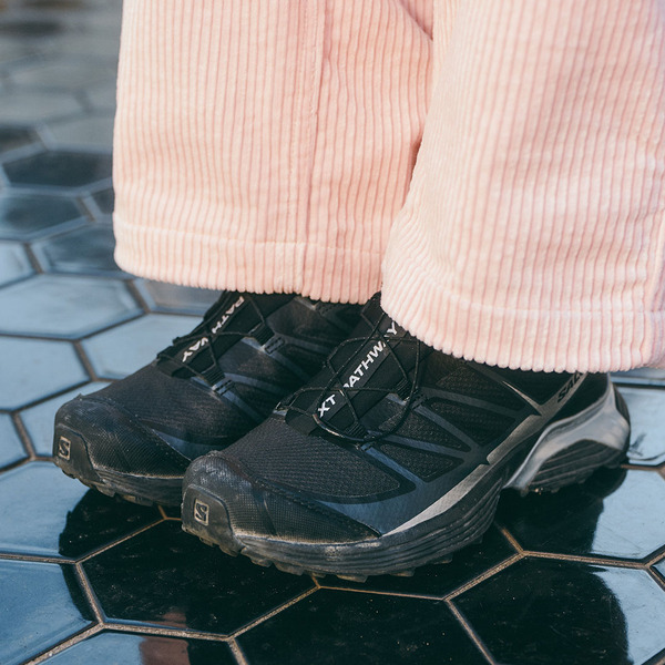 いつものコーデにひとクセつけて！【個性派スニーカー9選】 | HugMug