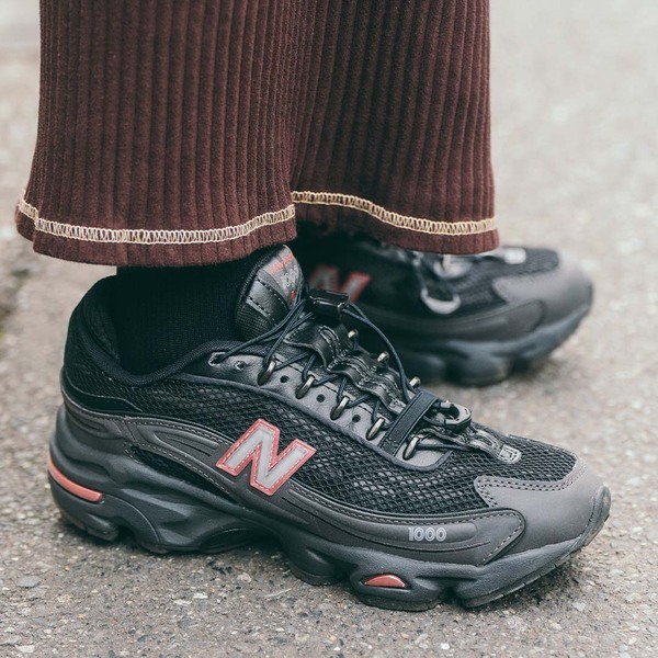 いつものコーデにひとクセつけて！【個性派スニーカー9選】 | HugMug