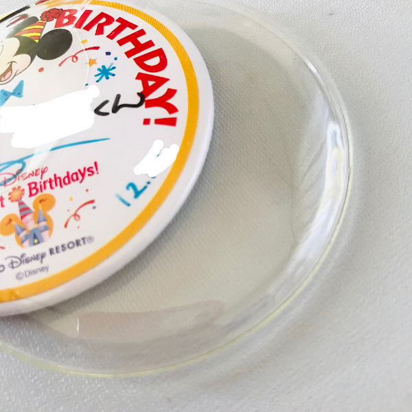 剝がれず永久保存！ ディズニーバースデーシールをその場で缶バッジへ変身！【ダイソー】 | HugMug