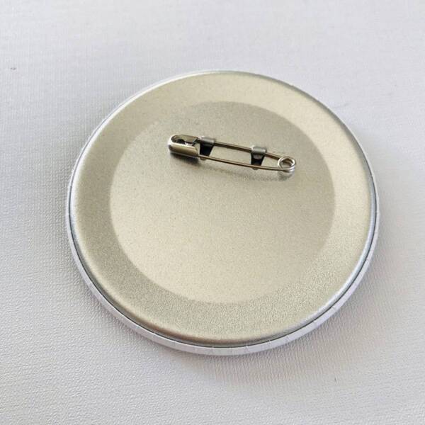 剝がれず永久保存！ ディズニーバースデーシールをその場で缶バッジへ変身！【ダイソー】 | HugMug