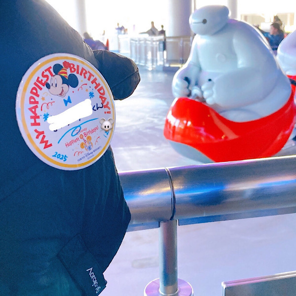 剝がれず永久保存！ ディズニーバースデーシールをその場で缶バッジへ変身！【ダイソー】 | HugMug