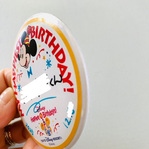 剝がれず永久保存！ ディズニーバースデーシールをその場で缶バッジへ変身！【ダイソー】 | HugMug