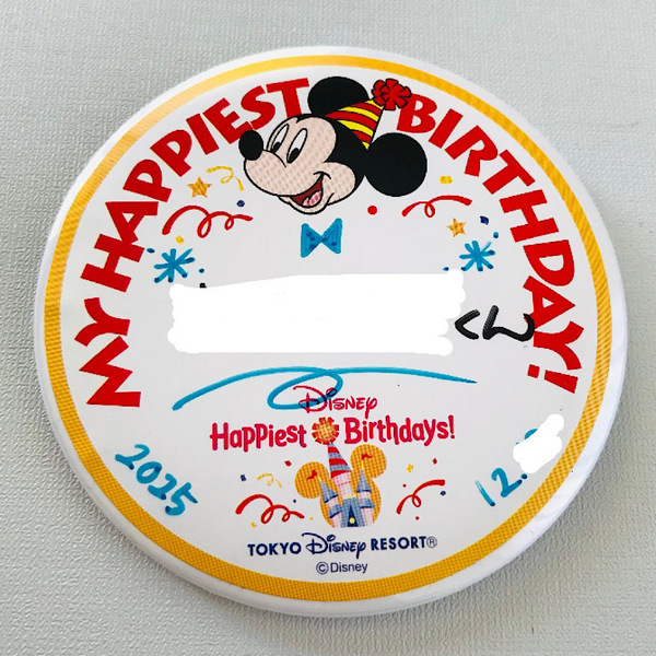 剝がれず永久保存！ ディズニーバースデーシールをその場で缶バッジへ変身！【ダイソー】 | HugMug
