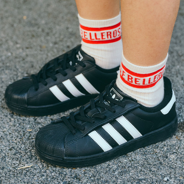 「パステルカラー」で大人可愛い春モード！ お出かけにぴったりな甘辛カジュアル | HugMug