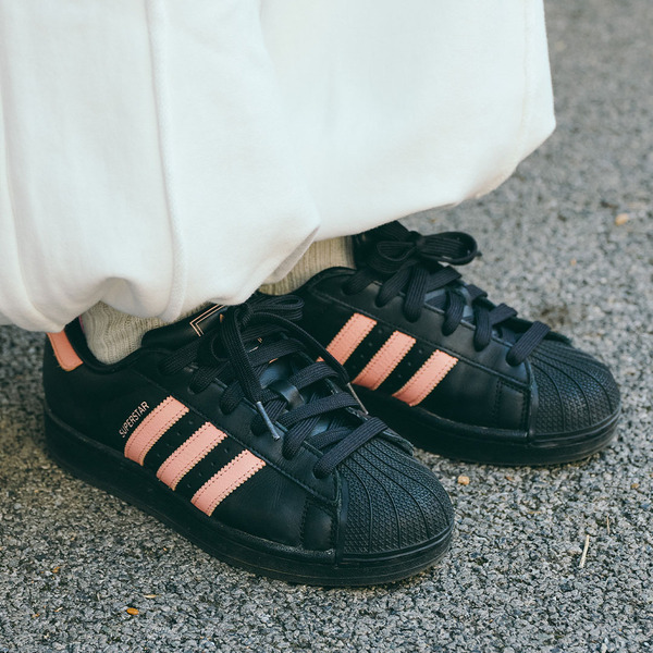 「パステルカラー」で大人可愛い春モード！ お出かけにぴったりな甘辛カジュアル | HugMug