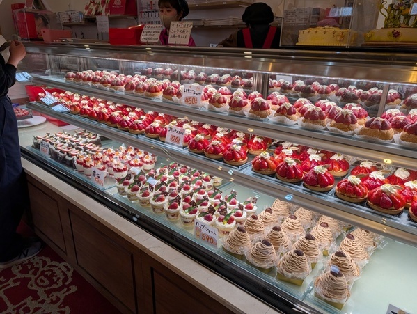 子連れいちご狩りは「いちごの里」が最強！食べ比べやカフェ、遊び場など1日満喫レポ | HugMug